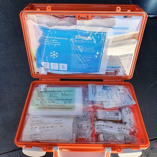 Enniger HILFT Kindern - Kleintransporter ist gepackt und bereit für den Transport an die urkainische Grenze