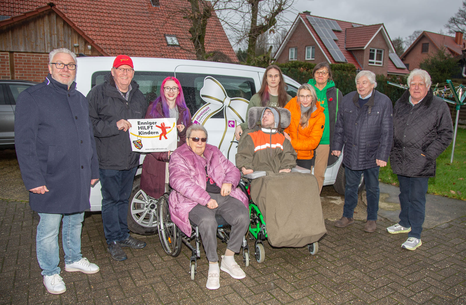 Enniger HILFT Kindern - Übergabe eines Rollstuhlgerechtes Fahrzeuges an die Familie
